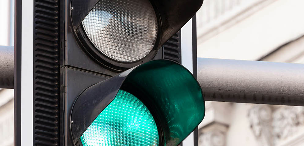 Parte de um farol de ve culo com lente de vidro texturizada e estrutura met lica escura. Yapay zeka taraf ndan olu turulan a  klama