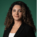 Pessoa adulta com cabelo cacheado usando blazer preto e colar delicado posando com fundo verde. Yapay zeka taraf ndan olu turulan a  klama