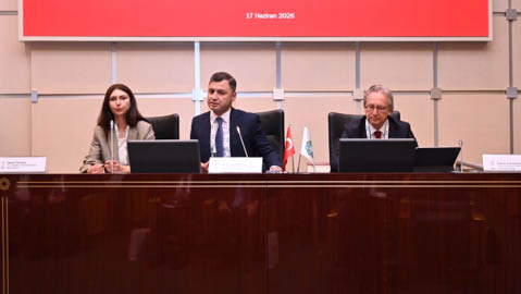 Tr s pessoas sentadas em uma mesa de confer ncia com microfones e laptops em um ambiente formal com uma tela vermelha ao fundo exibindo a data 17 de novembro de 2025. Yapay zeka taraf ndan olu turulan a  klama