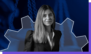Pessoa com cabelo liso e longo vestindo terno preto e camisa branca est em frente a um fundo azul com engrenagem estilizada.  Yapay zeka taraf ndan olu turulan a  klama