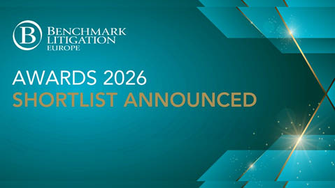 An ncio da lista de indicados para o pr mio Benchmark Litigation Europe Awards 2026 com fundo azul e detalhes em dourado. Yapay zeka taraf ndan olu turulan a  klama